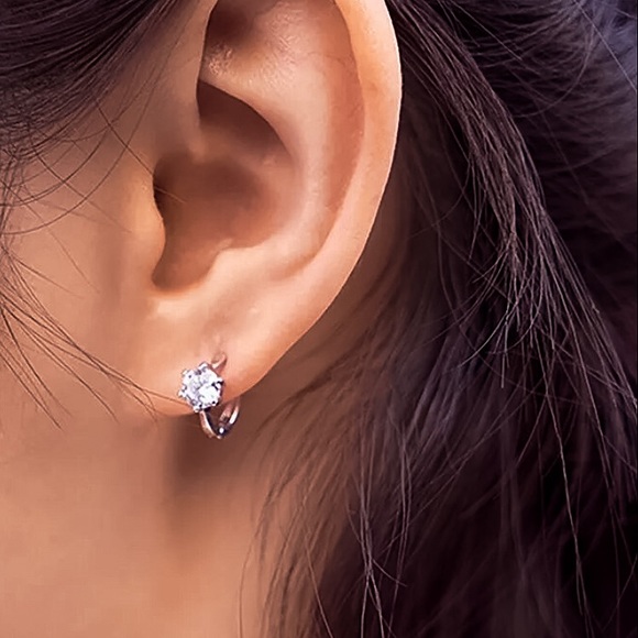 ⚜️[𝟯/$𝟮𝟴]⚜️NEW CZ Delicate Huggie Hoops - Picture 3 of 10